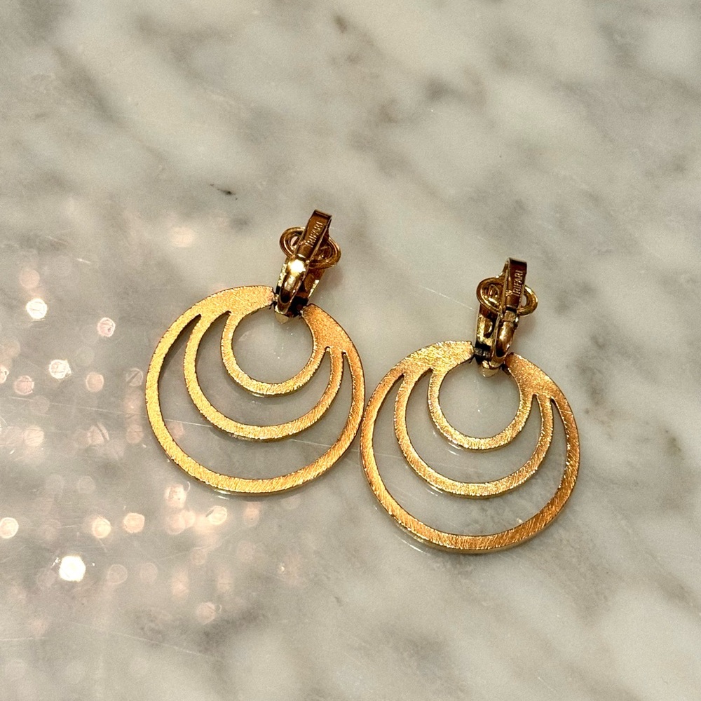 Vintage 1960s Trifari Gold Tone Hoop Clip On Earrings - Picture 4 of 5